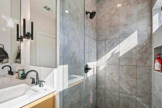 Building Photo - 2916 E 13th St