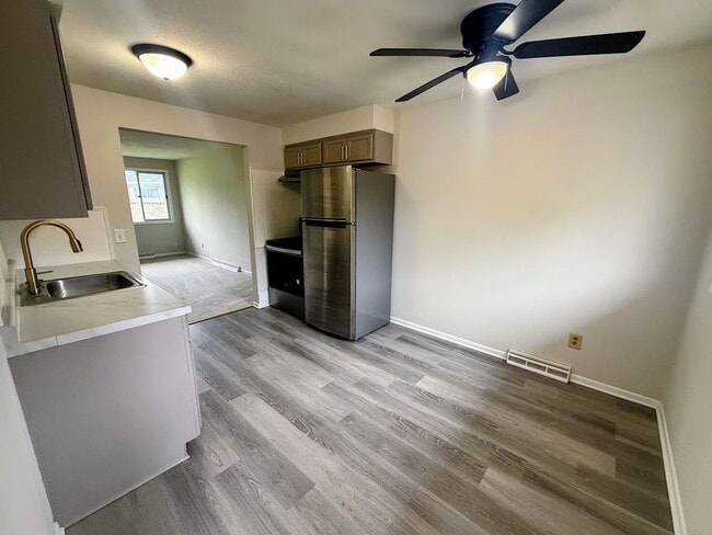 Building Photo - Two bedroom one bathroom apartment for rent