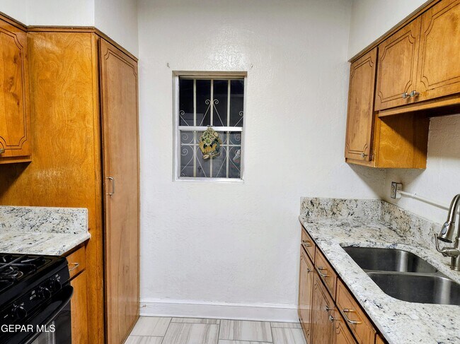 Building Photo - 618 N Estrella St