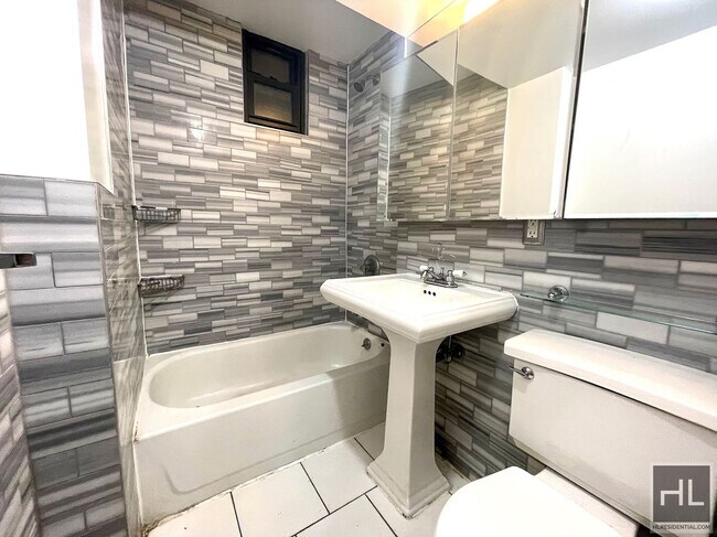 Building Photo - BEAUTIFULLY RENOVATED 2 BED IN PRIME MURRA...
