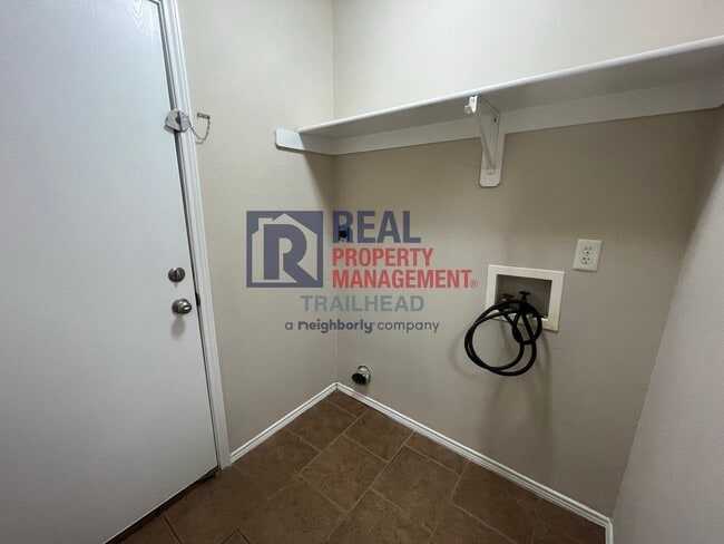 Building Photo - Welcoming - 3 Bed/2 Bath - Move In Ready!
