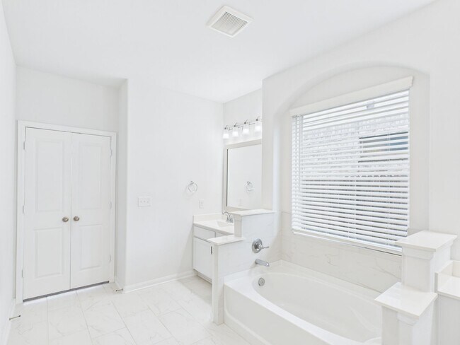 Building Photo - Santa Rita  Beauty