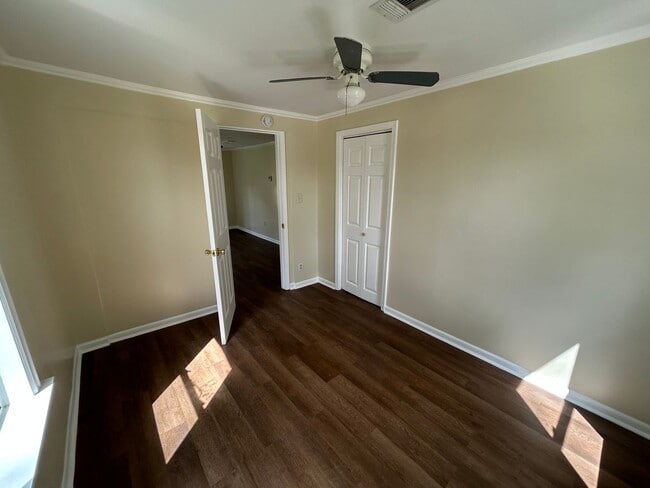 Building Photo - 3 bedroom home 2 full bathroom