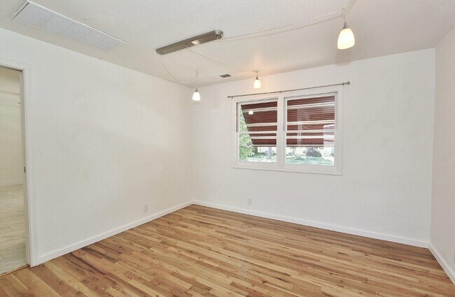Building Photo - Single-Level Home Nestled in the North End