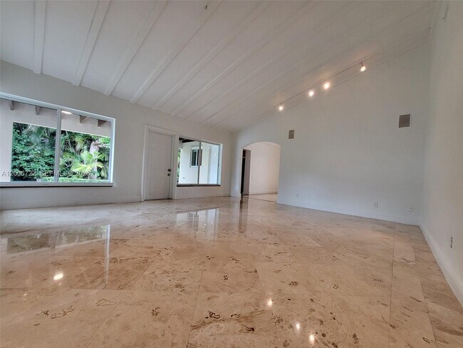 Building Photo - 825 Cremona Ave