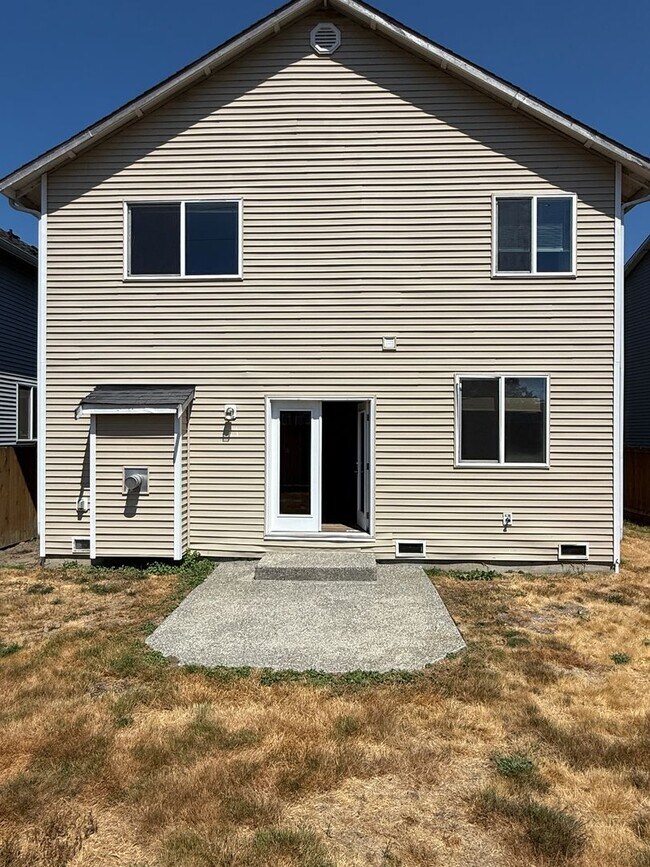Building Photo - Spacious 4 Bed 3 Bath Home in a Prime Loca...
