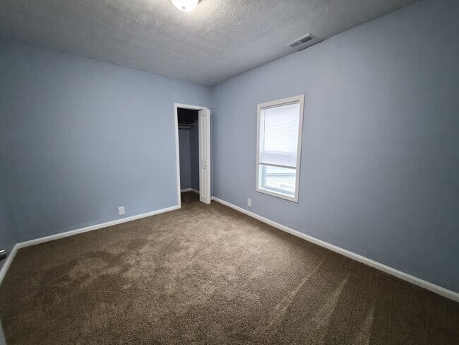 Building Photo - 33 N Sherman Dr