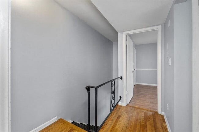 Building Photo - 5667 Kingsport Dr