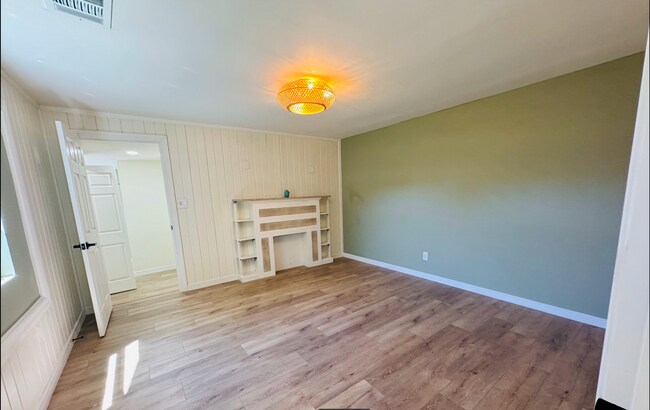 Beautifully done MB with mock-fire place and remote control ceiling fan with light - 807 N Lincoln St