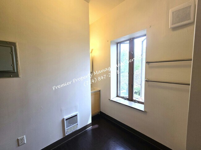 Building Photo - 518 W Cunningham St