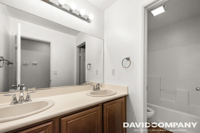 Building Photo - 1105 N Yucca Ave