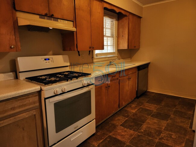 Building Photo - Great Find in Hillcrest! 2BR & 1 BA