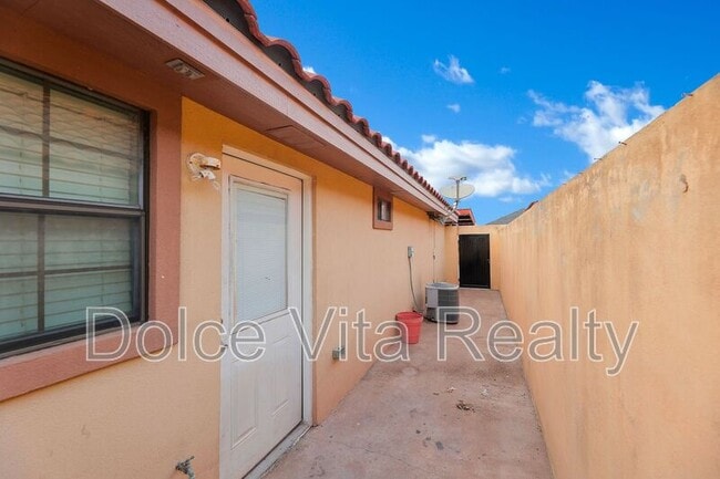 Building Photo - 110 S Ridge Ln