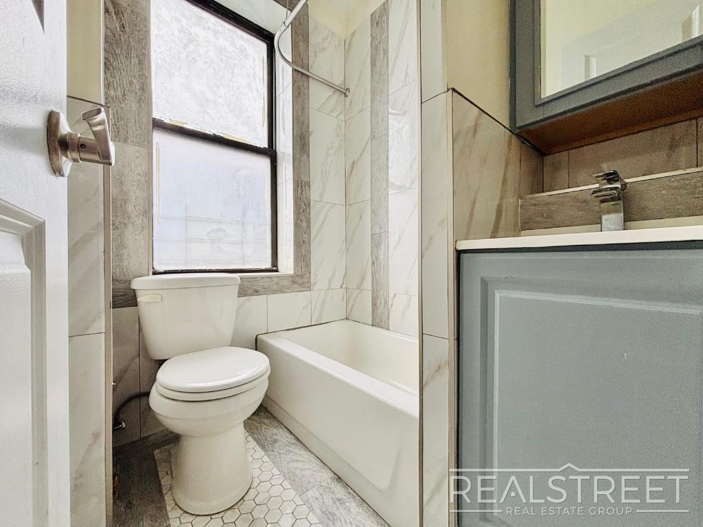 Building Photo - Large 2 bedroom on a Picturesque Tree-Line...