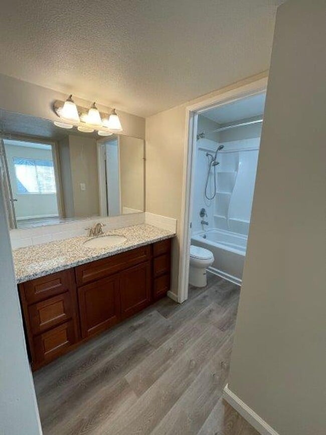 Building Photo - Single Level 2 Bedroom 1 Bath