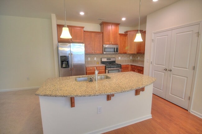 Building Photo - Gorgeous 3 Bedroom/ 2.5 Townhome with Garage!