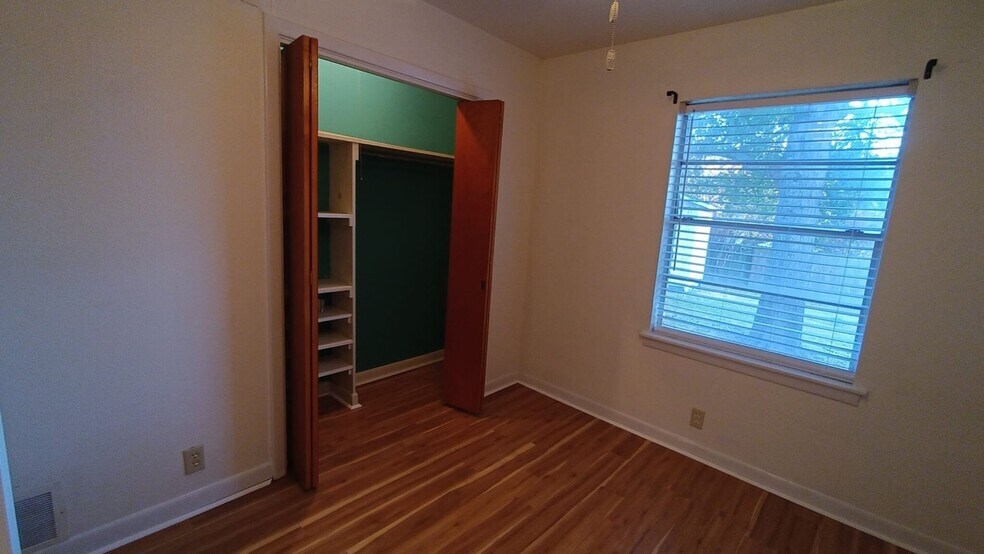 Building Photo - 1402 Hillcrest Dr