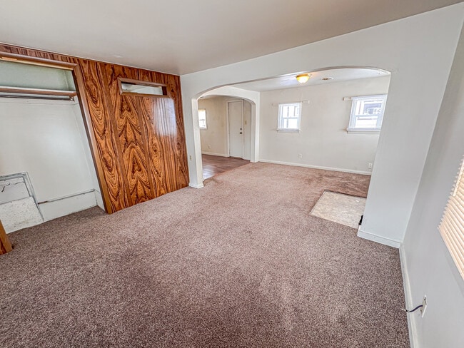 Building Photo - 614 Seymour Ave