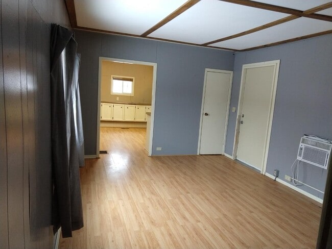 Building Photo - 112 E Cherry St