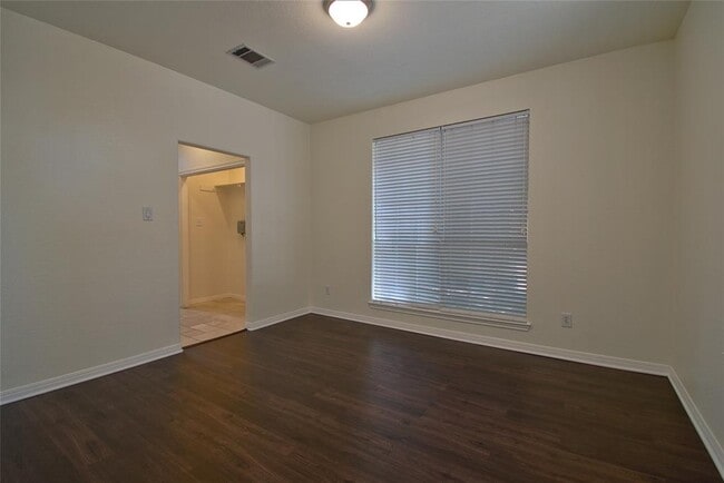Building Photo - 2423 Falcon Dr