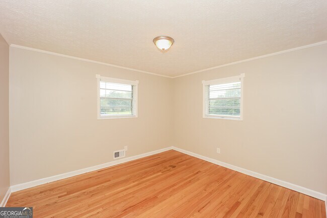 Building Photo - 600 Emerald Dr