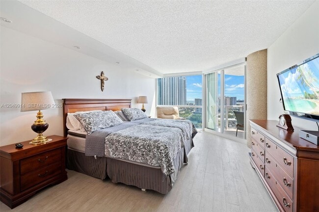 Building Photo - 16400 Collins Ave