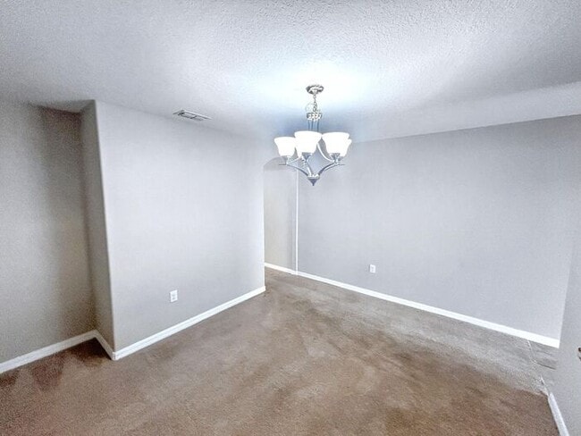 Building Photo - Beautiful 2-Bedroom Townhome with Modern A...