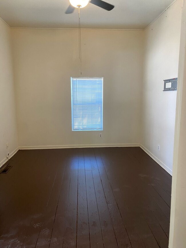 Building Photo - Newly remodeled