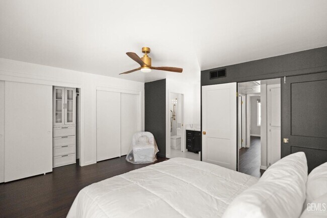 Building Photo - 5209 Pla Vada Dr