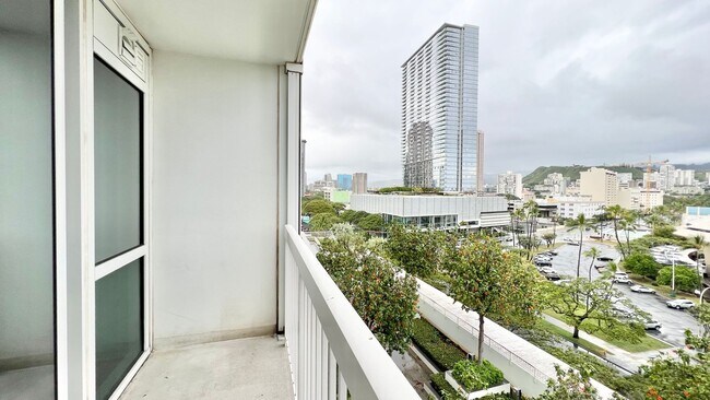 Building Photo - MOVE-IN READY 1 BED/1 BATH/1 PRKG IN 909! ...