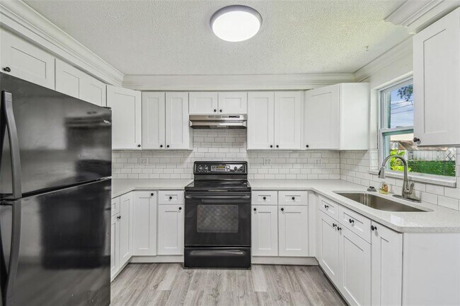 Building Photo - 1833 Knollwood Dr