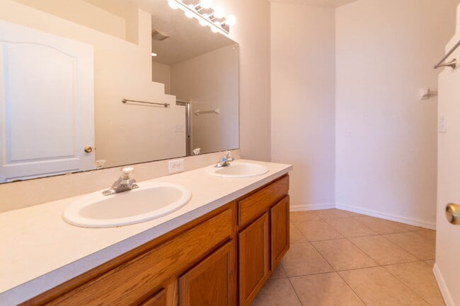 Building Photo - **Charming 4BR/2BA Pond-View Home with Boat Ramp Access – East Orlando **