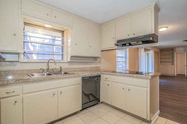 Building Photo - SOUTH HILLS Home on Large Corner Lot!!!!