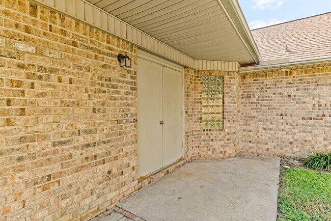 Building Photo - AVAILABLE NOW – $3,000/MONTH – ALL UTILITIES + LAWN SERVICE + POOL SERVICE INCLUDED!