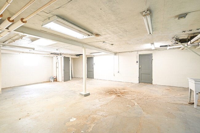 Building Photo - 7139 Eastlawn Dr