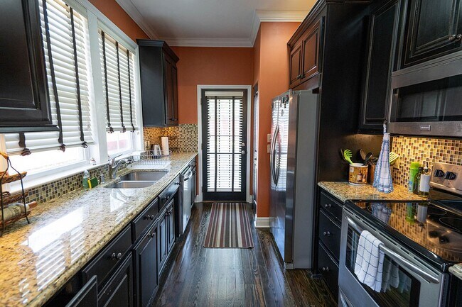 Building Photo - Cozy Midtown 3 Bed / 2 Bath Retreat!