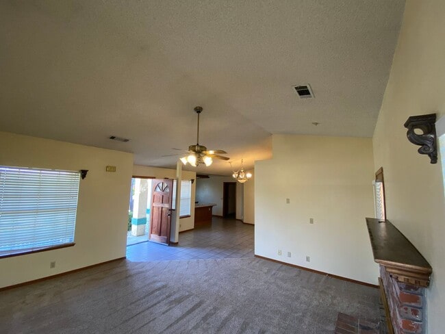 Building Photo - Beat the heat in North Hanford, Central air, and pool!
