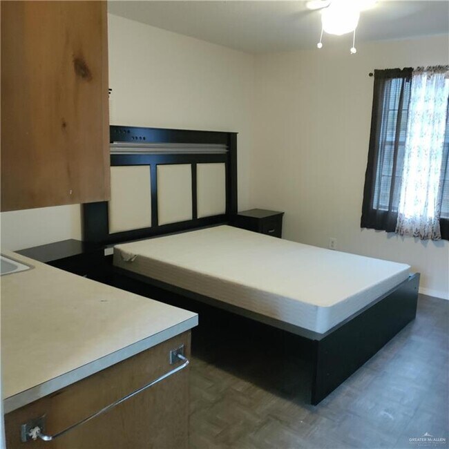 Building Photo - 1012 N Glasscock Rd