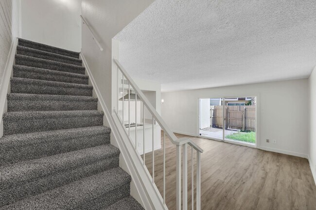 Building Photo - 3-1