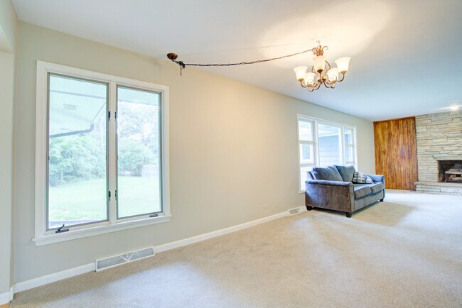 Building Photo - 24W360 Hemlock Ln