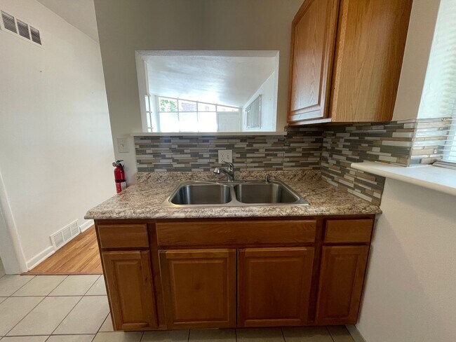 Building Photo - Charming 2 Bed, 1 Bath Duplex in Aurora