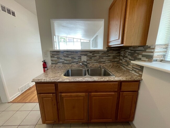 Building Photo - Charming 2 Bedroom, 1 Bathroom Duplex in A...