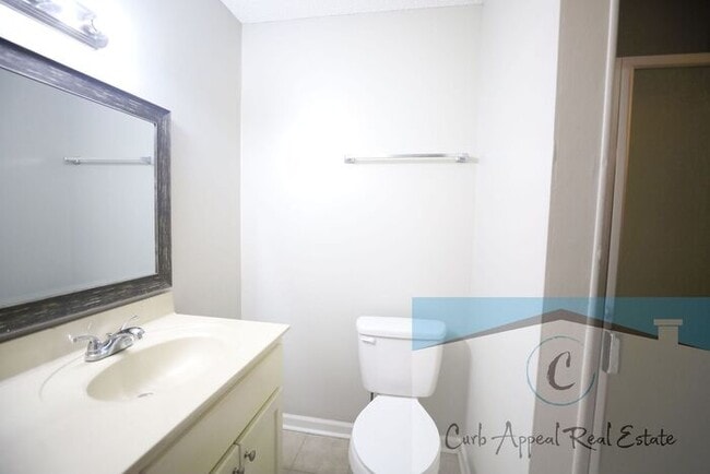 Building Photo - Beautifully renovated 4 bed / 2 bath duple...