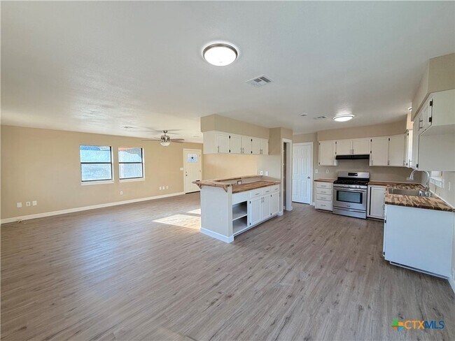 Building Photo - 1616 Lonesome