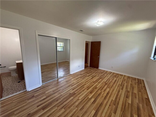 Building Photo - 2308 Crestwood Cir