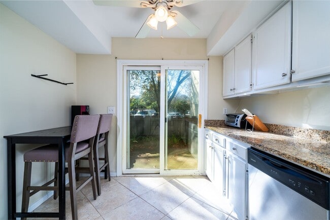 Building Photo - Mount Pleasant Townhome for Rent!