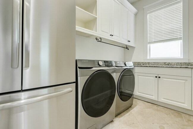 Building Photo - 1418 Du Barry Ln