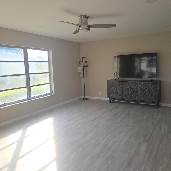 Building Photo - 5385 Lakefront Blvd