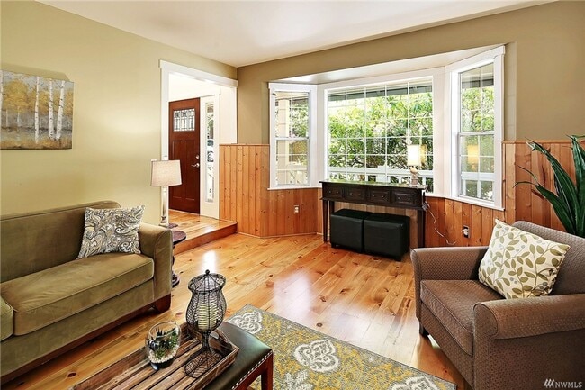 Building Photo - Bellevue 4 bd 2.5 bath house close to Micr...
