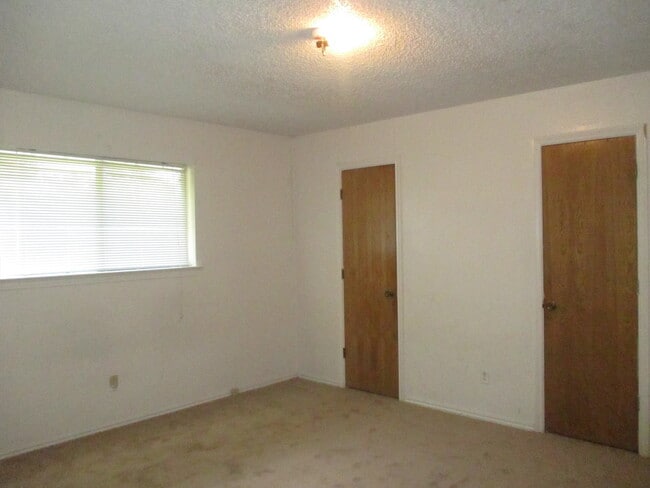 Building Photo - Cozy 3 Bed 2 Bath Duplex Located In Cul-De-Sac